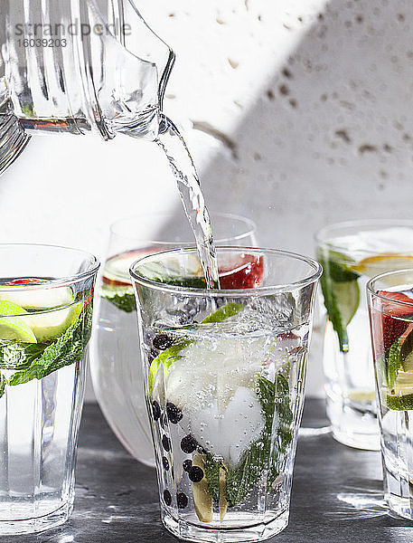 Verschiedene Gläser aromatisiertes Wasser mit Obst  Minze und Ingwer