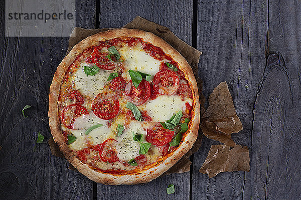 Pizza mit Tomaten  Mozzarella und Basilikum