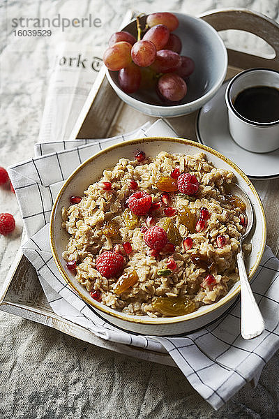 Frühstückstablett mit Porridge  Obst und Kaffee