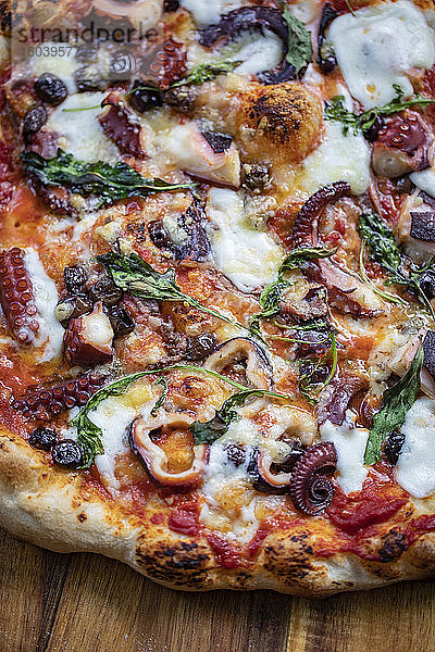Gegrillte Pizza mit Oktopus