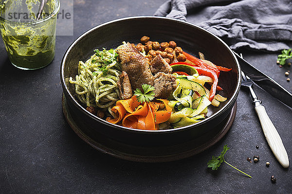 Kräuterpesto-Nudeln mit Gemüse  Kichererbsen und Mock Duck (vegane Ente auf Weizenprotein-Basis)