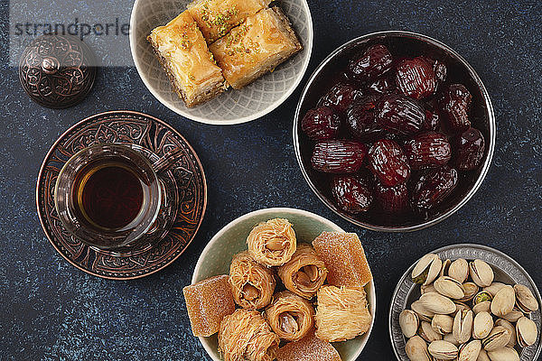 Iftar-Mahlzeit zum Ramadan mit Datteln  Baklava  Tee und Pistazien