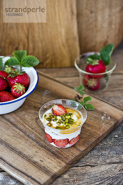 Joghurt mit Erdbeeren  Pistazien und Ahornsirup