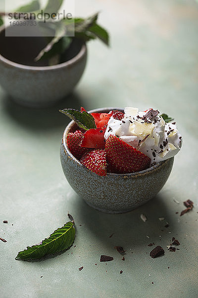 Erdbeeren mit Sojasahne  weißer und dunkler Reismilchschokolade