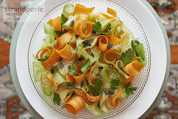 Karotten-Gurken-Salat mit Kürbiskernen