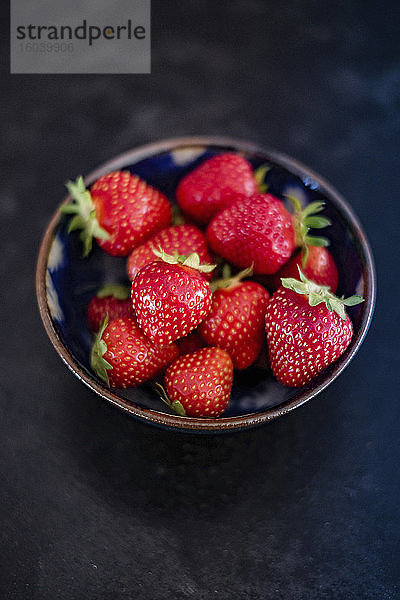 Frische Erdbeeren im Schälchen