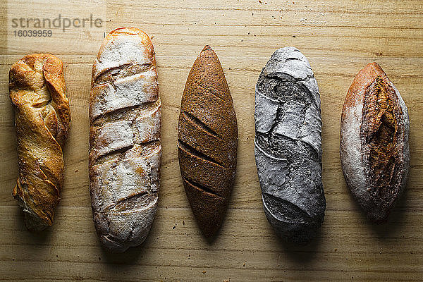 Verschiedene Brote auf Holzuntergrund