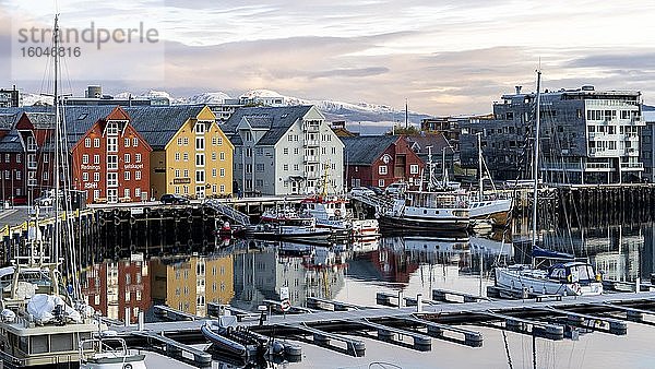 Kontorhäuser in Tromsö Hafen  Finnmark  Norwegen  Europa