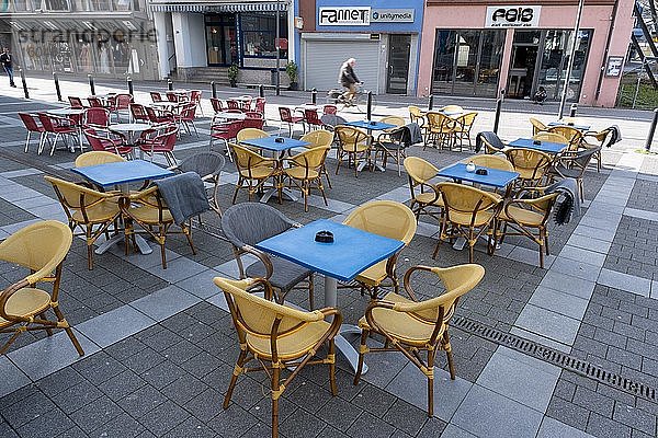 Leere Tische und Stühle vor einem Restaurant  Lockdown wegen Coronavirus  März 2020  Offenbach am Main  Hessen  Deutschland  Europa