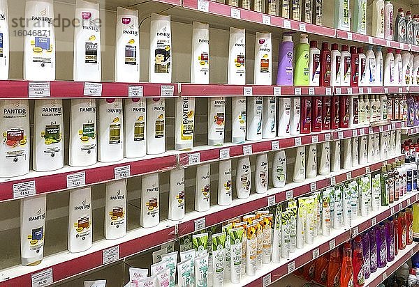 Kosmetikartikel im Supermarktregal  Welykyj Beresnyj  Ukraine  Europa