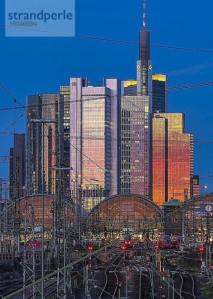 Sonnenlicht spiegelt sich in Hochhäusern der Skyline von Frankfurt  Gutleutviertel  Frankfurt  Hessen  Deutschland  Europa