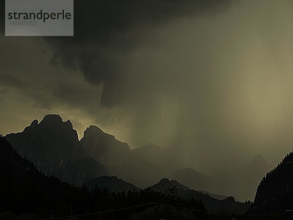 Gewitter und Regenwolken über Bergggipfeln  Admonter-Reichenstein-Gruppe  Gesäuse  Steiermark  Österreich  Europa