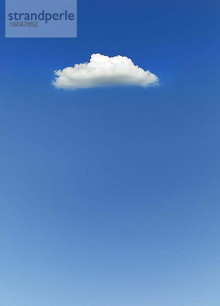 Einzelne Wolke am blauen Himmel