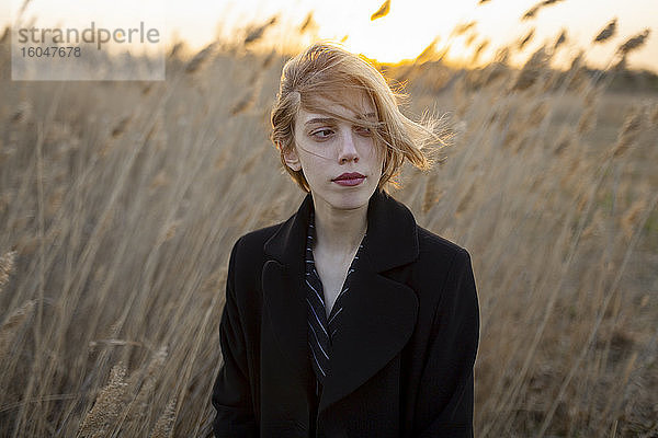 Russland  Omsk  Porträt einer jungen Frau im hohen Gras