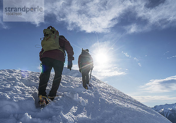 Italien  Alpen  Monte Rosa  Bergsteiger erreichen schneebedeckten Gipfel
