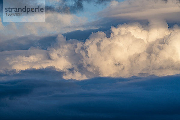 Flauschige Wolken am Himmel