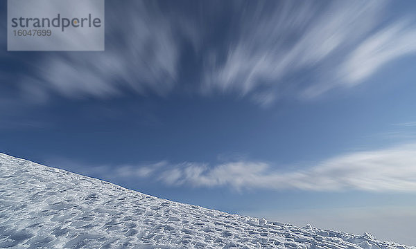 Frankreich  Haute Savoie  Chamonix  Mont-Blanc  Ziehende Wolken über schneebedecktem Berg