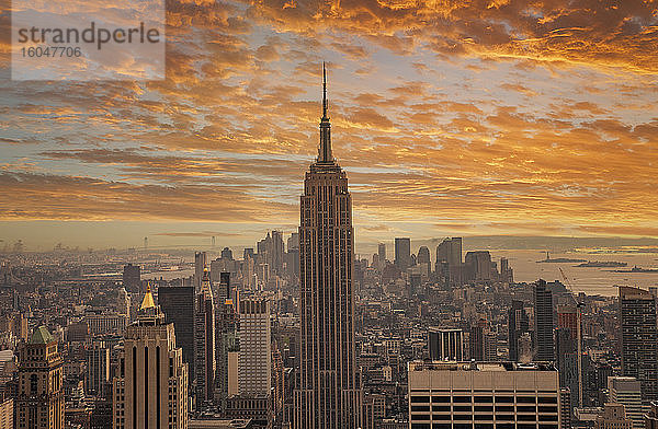 USA  New York  New York City  Empire State Building bei Sonnenuntergang