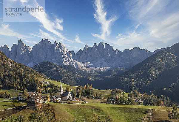 Italien  Santa Maddalena  Val di Funes (Tal von Funes)  Region Trentino-Südtirol  Bergkette mit Blick auf das grüne Tal