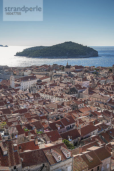 Kroatien  Dubrovnik  Erhöhte Ansicht der Altstadt und der nahe gelegenen Insel