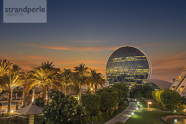 Vereinigte Arabische Emirate  Abu Dhabi  Hauptsitz von Aldar Properties bei Sonnenuntergang