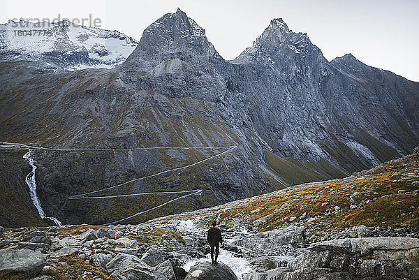 Norwegen  Andalsnes  Trollstigen  Mann beim Blick auf die Straße Trollstigen