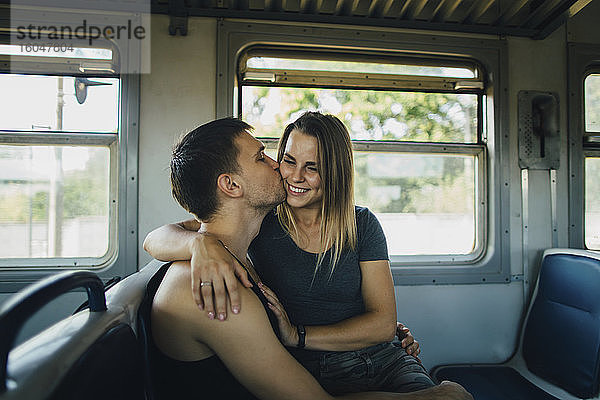 Romantisches Paar im Zug