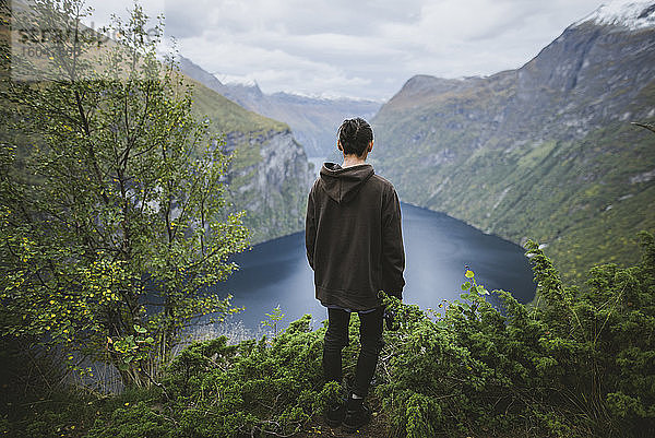 Norwegen  Geiranger  Mann beim Blick auf den Geirangerfjord