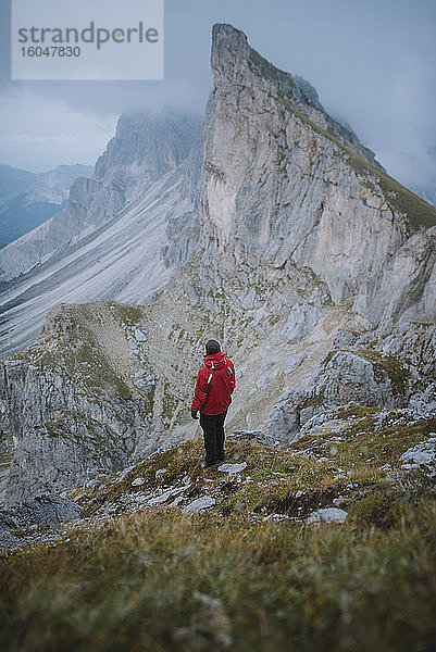 Italien  Dolomiten  Seceda-Berg  Menschenwanderung in den Dolomiten in der Nähe des Seceda-Berges