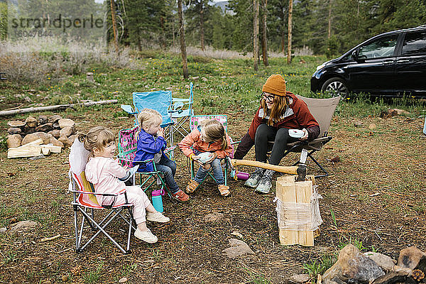 USA  Utah  Uninta Wasatch Cache National Forest  Mutter mit Töchtern (2-3  6-7) beim Frühstücken während des Campens