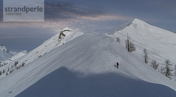 Italien  Piemont  Alpen  Monte Rosa  einsamer Bergsteiger auf verschneitem Grat