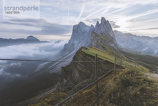 Italien  Dolomiten  Berg Seceda  Blick auf den Berg Seceda in den Dolomiten bei Sonnenaufgang