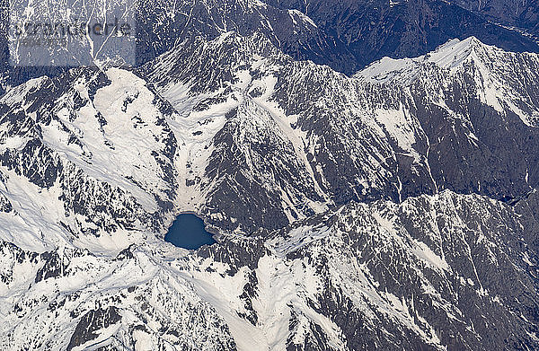 Schweiz  Kanton Wallis  See inmitten schneebedeckter Berge