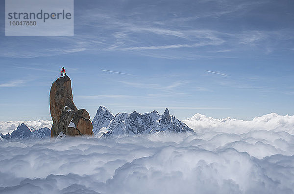 Frankreich  Chamonix  Mont Blanc  Aguille du midi  Bergsteiger auf Fels in den Bergen