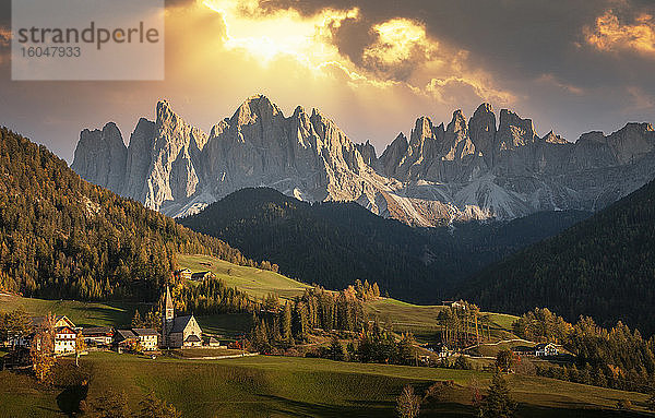 Italien  Santa Maddalena  Val di Funes (Tal von Funes)  Region Trentino-Südtirol  Bergkette mit Blick auf das grüne Tal bei Sonnenuntergang