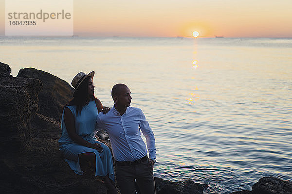 Ehepaar am Strand bei Sonnenuntergang