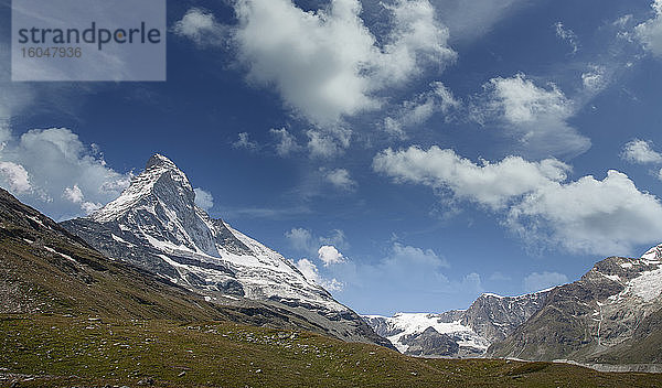 Schweiz  Kanton Wallis  Zermatt  Matterhorn  verschneite Berglandschaft