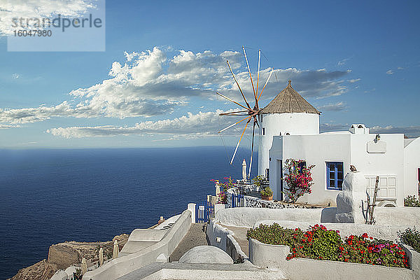 Griechenland  Oia  Santorin  Kykladen-Inseln  Alte Windmühle am Wasser