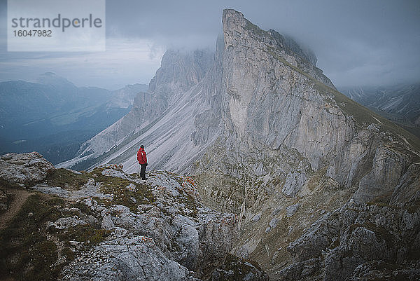 Italien  Dolomiten  Seceda-Berg  Menschenwanderung in den Dolomiten in der Nähe des Seceda-Berges