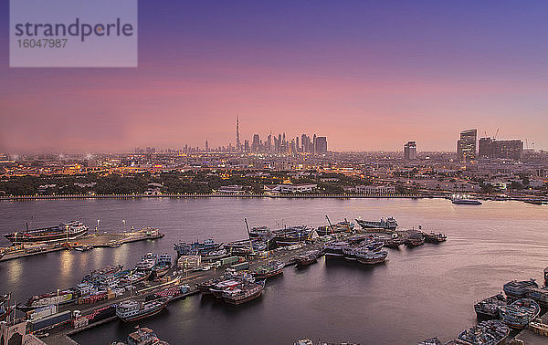 Vereinigte Arabische Emirate  Dubai  Boote auf dem Dubai Creek und Skyline bei Sonnenuntergang