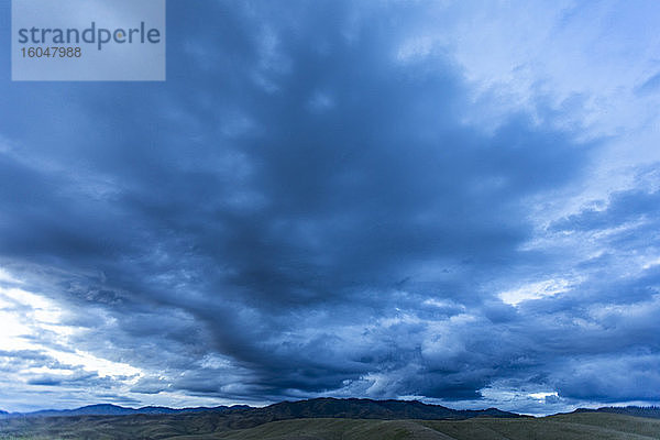 USA  Idaho  Boise  Dunkle Wolken über Hügeln
