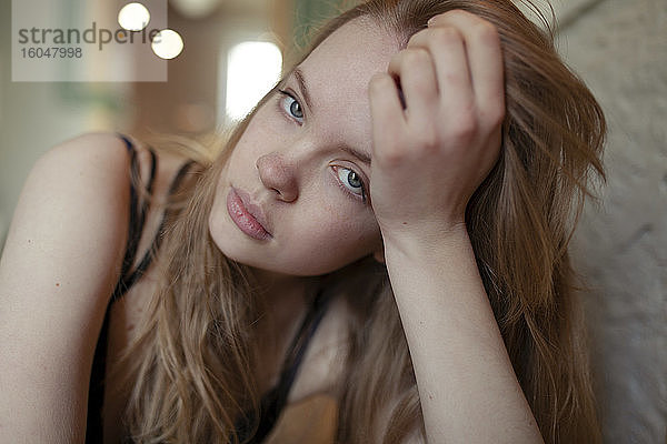 Bildnis einer jungen Frau mit langen blonden Haaren