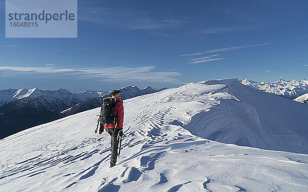 Italien  Piemont  Alpen  Monte Rosa  Bergsteiger erreicht schneebedeckten Berggipfel
