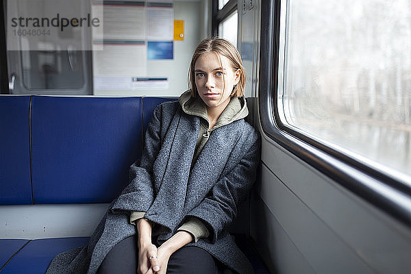 Porträt einer jungen Frau im Zug