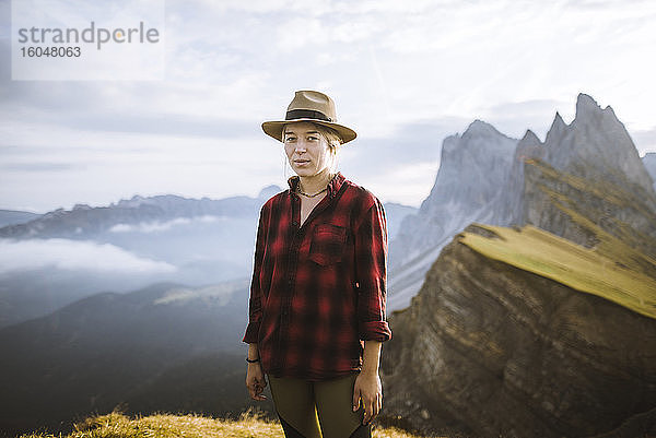 Italien  Dolomiten  Berg Seceda  Porträt einer Frau beim Hutwandern in der Nähe des Berges Seceda in den Dolomiten