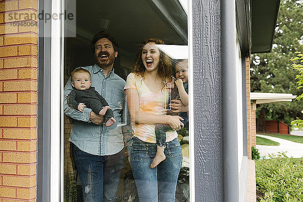 USA  Utah  Salt Lake City  Familie mit Kindern (6-11 Monate  2-3) beim Blick durchs Fenster