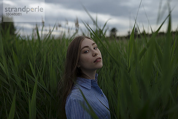 Russland  Omsk  Porträt einer jungen Frau im hohen Gras