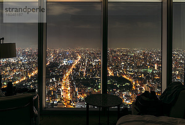 Japan  Präfektur Osaka  Osaka  Stadt bei Nacht vom Hotelzimmer aus gesehen