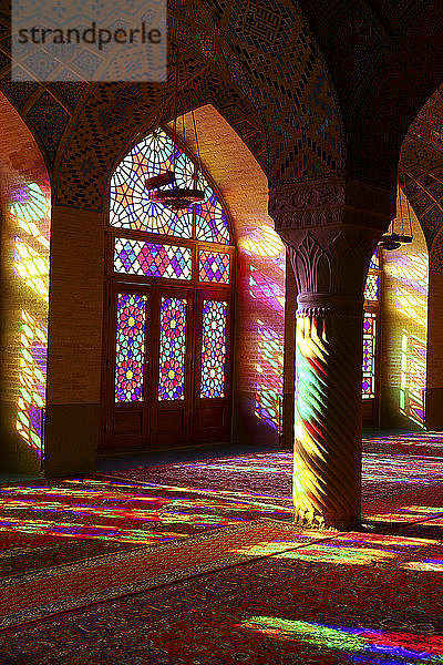 Iran  Provinz Fars  Shiraz  Sonnenlicht erhellt das Innere der Nasir-ol-Molk-Moschee durch bunte Glasfenster