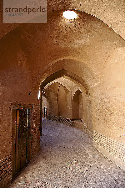 Alte Gasse mit gewölbter Decke in der Altstadt  Yazd  Iran